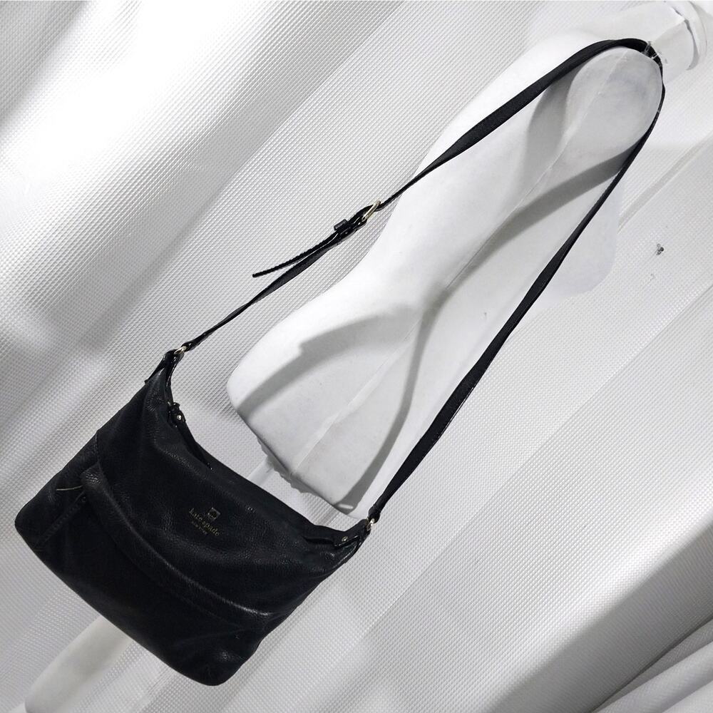 KATE SPADE! BLACK PEBBLED GENUINE LEATHER LOGO FRONT CROSSBODY, SHOULDER BAG!